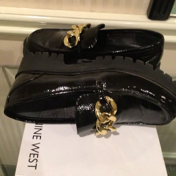 ⭐️⭐️3XHost Pick ⭐️⭐️Nine West black patent loafers with gold link accent - Picture 2 of 3